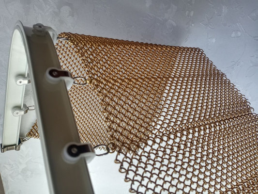 내부 탄력적 장식을 위한 금빛 컬러 알루미늄 스프레이 피복된 금속 메쉬 커튼